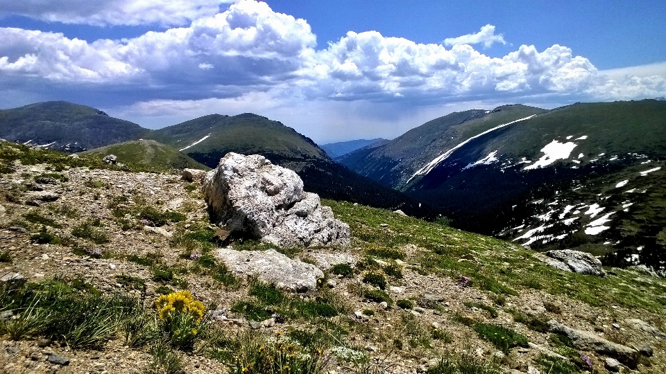 Paesaggio natura selvaggia
 a piedi montagna