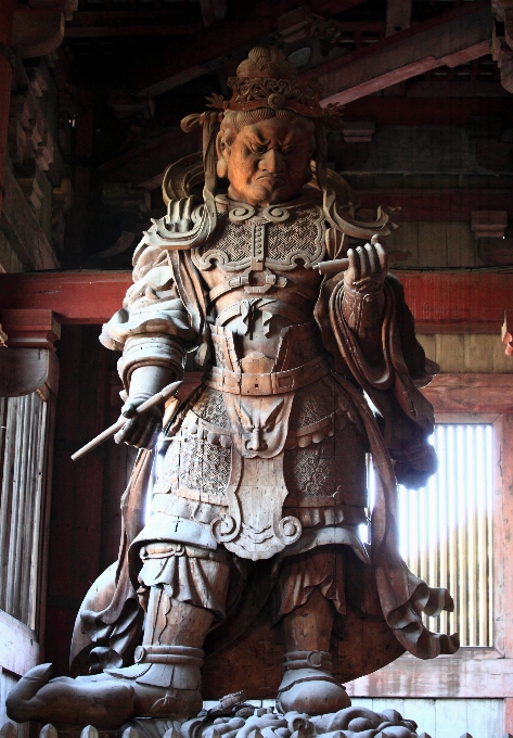 Monumen patung tinggi seni