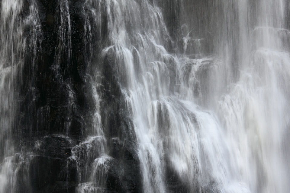 Wasser natur wasserfall schwarz und weiß
