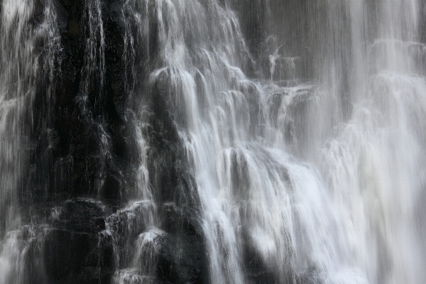 Foto Air alam terjun hitam dan putih
