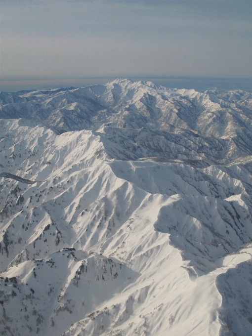 Paesaggio montagna nevicare inverno