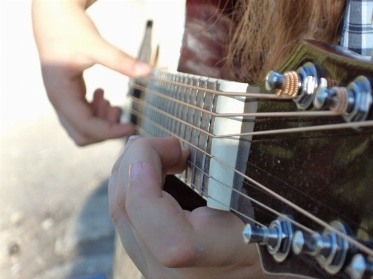 Foto Mano guitarra acustica cable