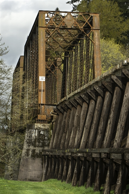 Architettura legna ferrovia ponte