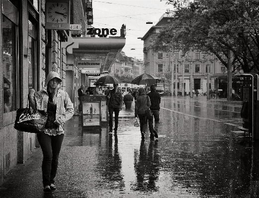 Photo Piéton hiver noir et blanc
 personnes