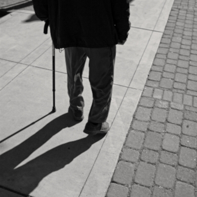 Foto Uomo scarpa bianco e nero
 strada