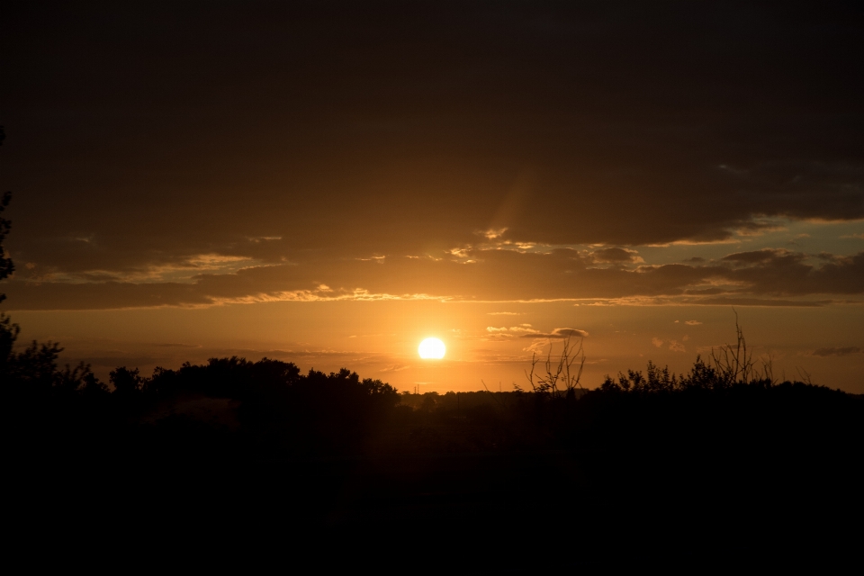 Horizon silhouette light cloud