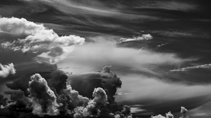 Foto Awan hitam dan putih
 langit suasana