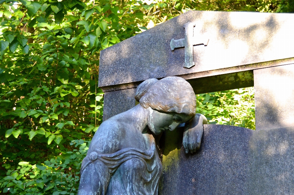 Monumen patung keramik
 membusuk