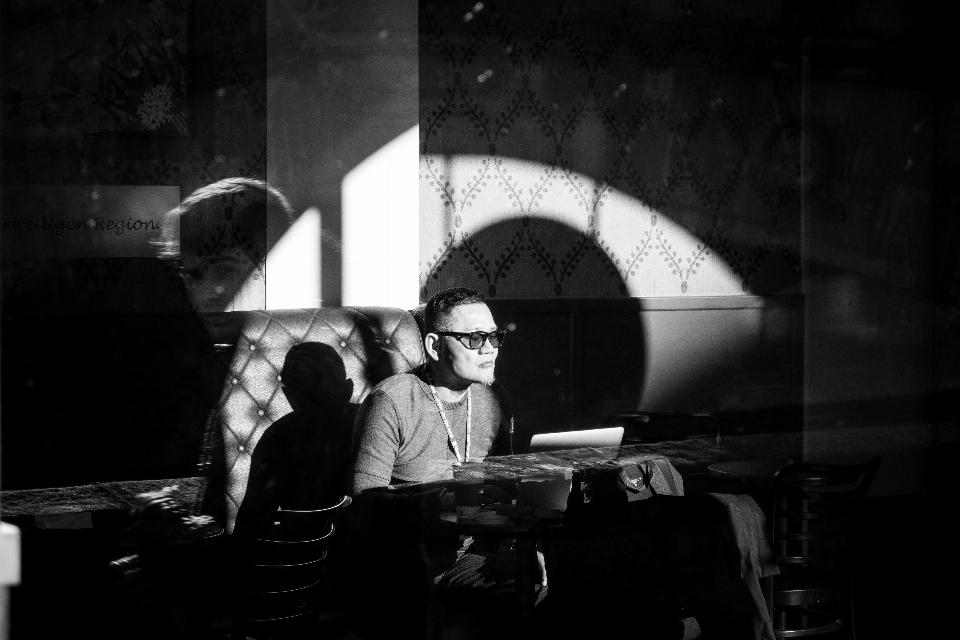 Laptop cafe light black and white