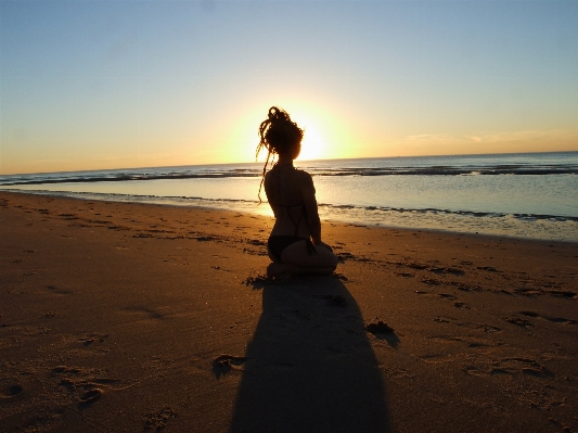 Foto Pantai laut pesisir pasir