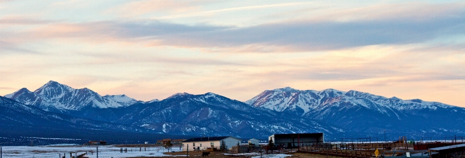 Montagna nevicare inverno nube