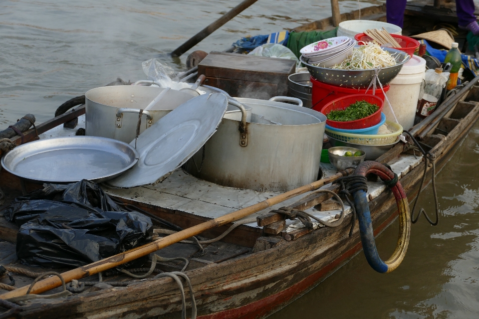 Kapal pot mengirimkan mengangkut