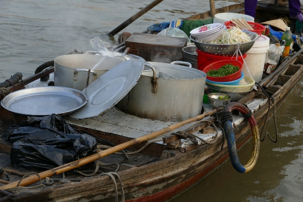 Foto Kapal pot mengirimkan mengangkut