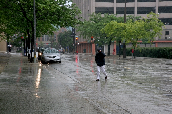 Foto Pedestre estrada rua chuva