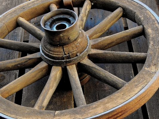 Table wood antique wheel Photo