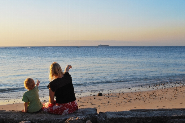 Foto Pantai laut pesisir pasir