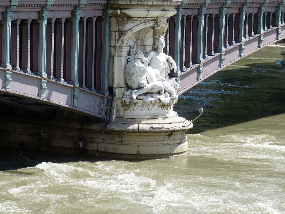 Acqua donna ponte città