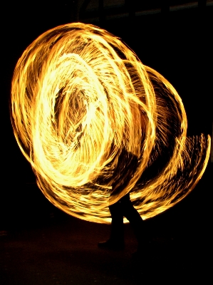 Foto Leggero notte danza fiamma