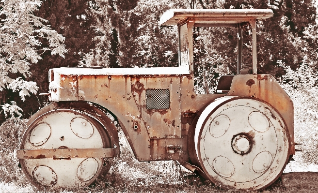 Wheel old vehicle broken Photo