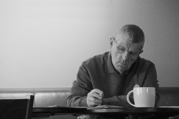 Photo En écrivant homme personne café