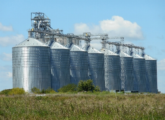 Foto Mengangkut pertanian silo silo
