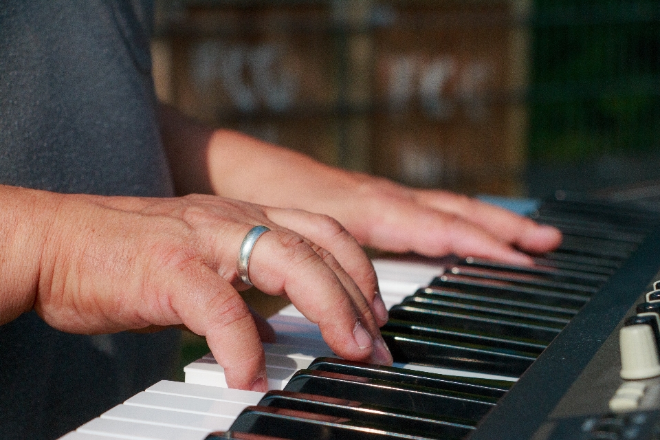 Hand music keyboard technology