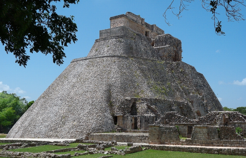 Edificio monumento piramide punto di riferimento