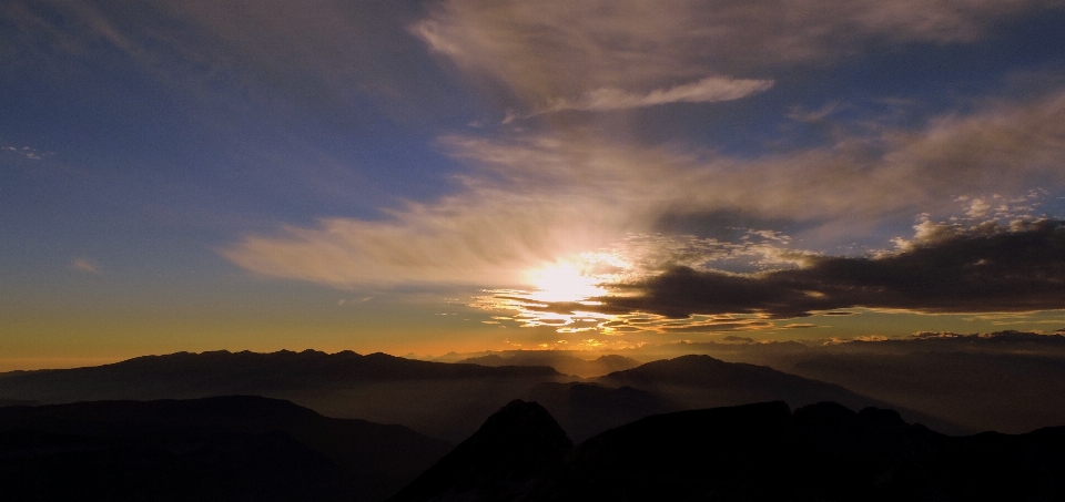 Cakrawala gunung awan langit