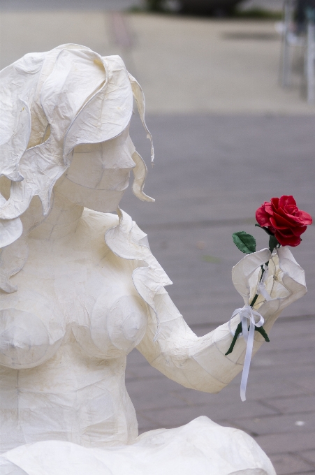 Biały kwiat pomnik statua