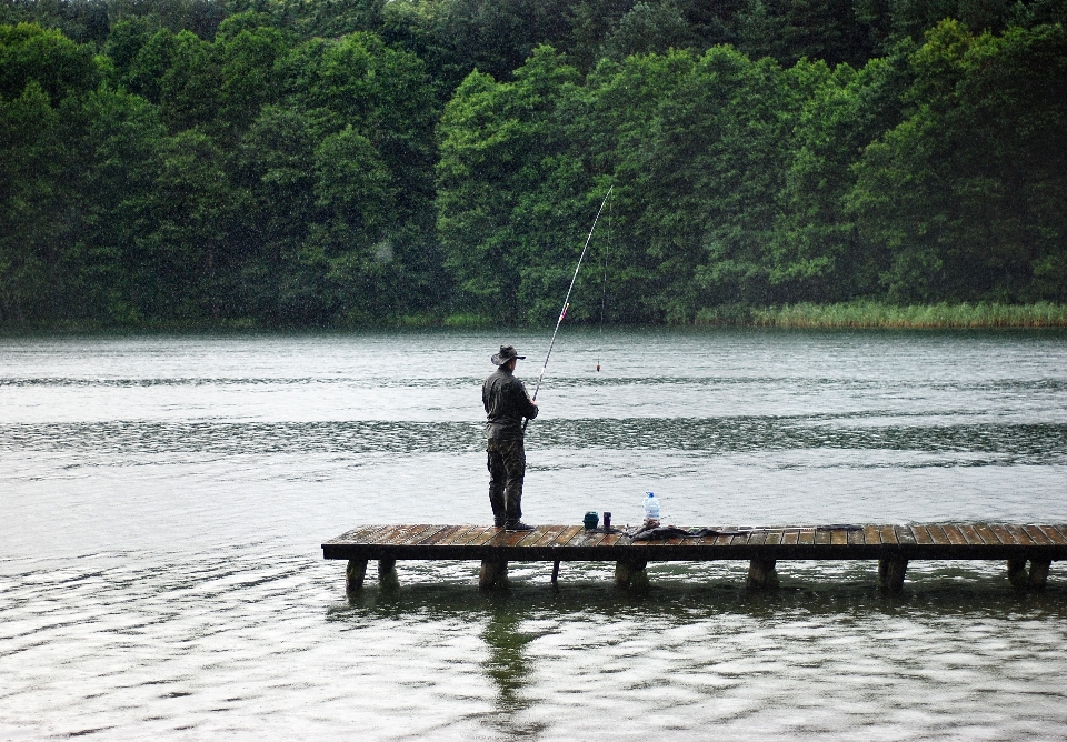 Homme eau pluie lac