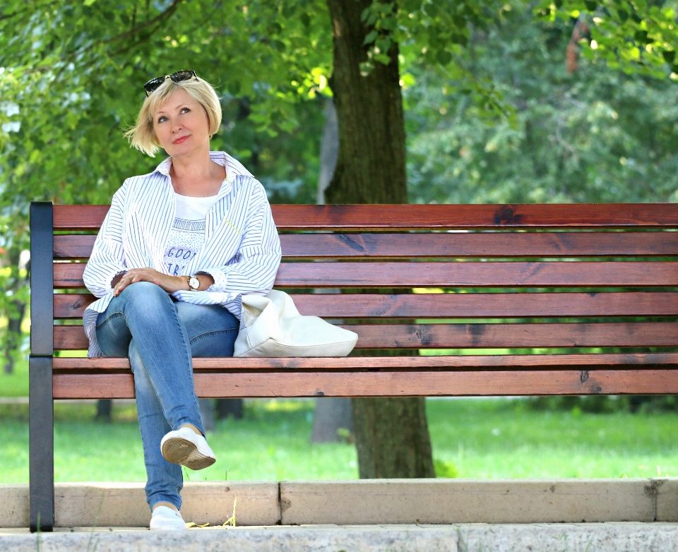 Personnes femme banc jouer