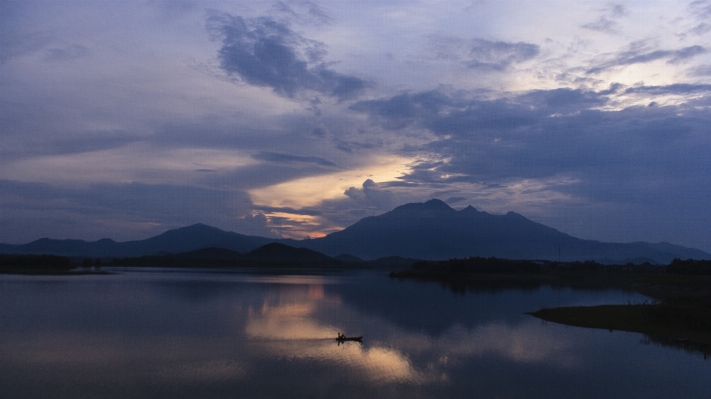 Foto Laut alam cakrawala gunung