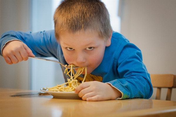 Person play food plate Photo