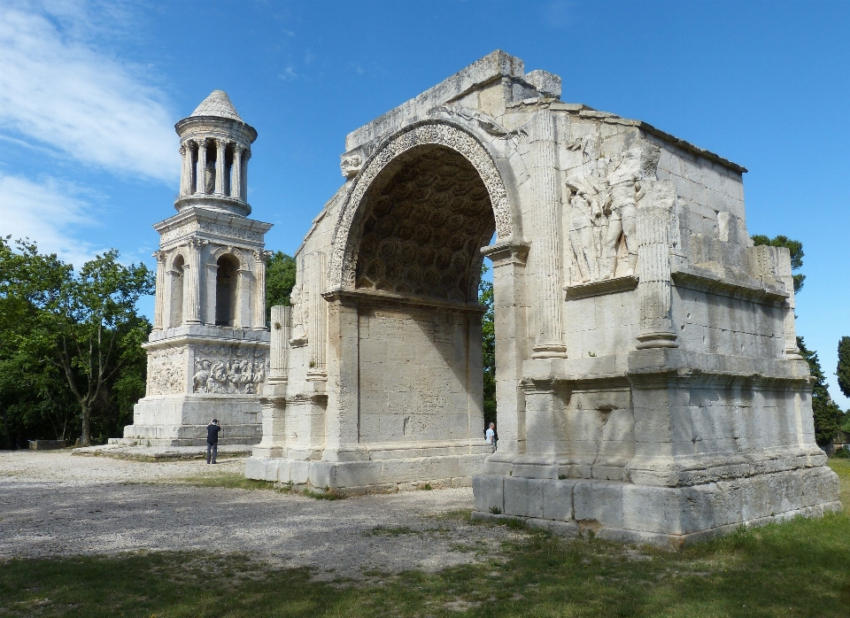 Arsitektur antik bangunan monumen