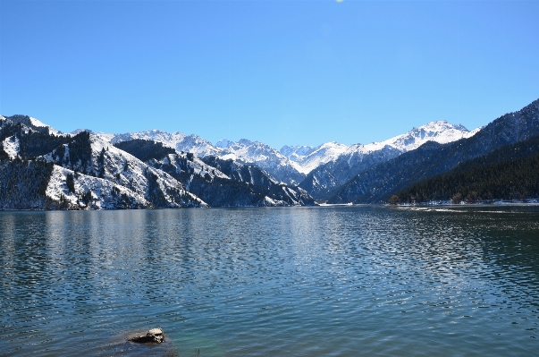 Foto Gunung salju danau pegunungan
