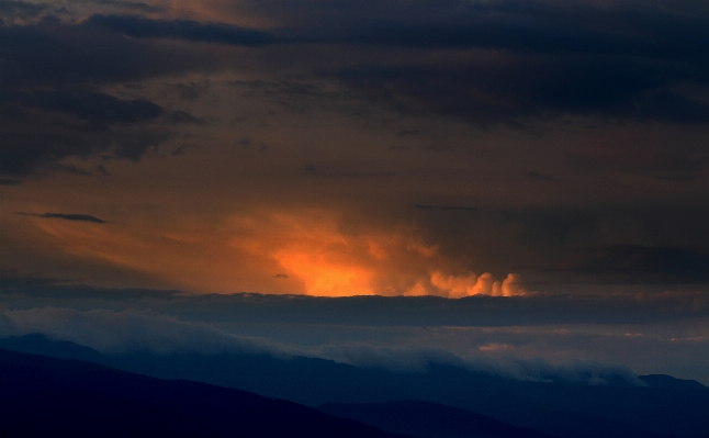 Foto Orizzonte montagna nube cielo