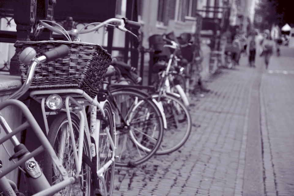 Noir et blanc
 personnes rue vélo