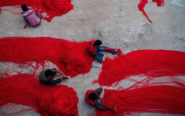 Foto Bekerja rakyat bunga merah