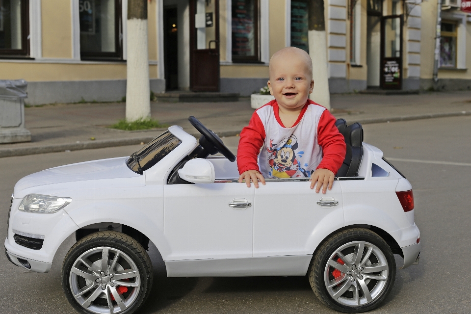 Auto rueda niño vehículo