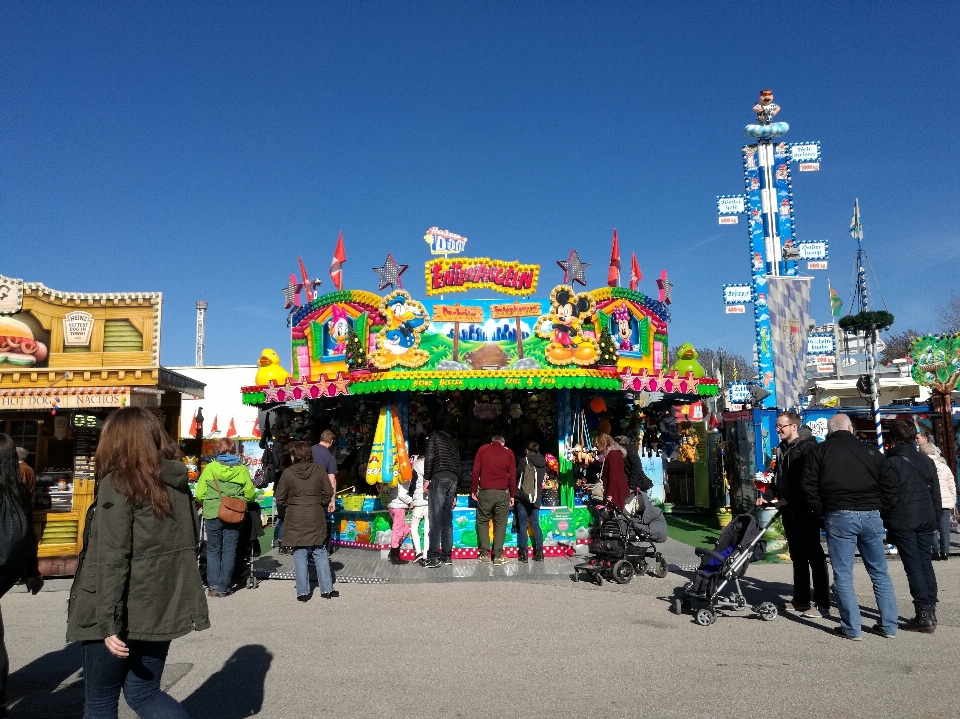 Foule vacances grande roue
 parc d'attractions
