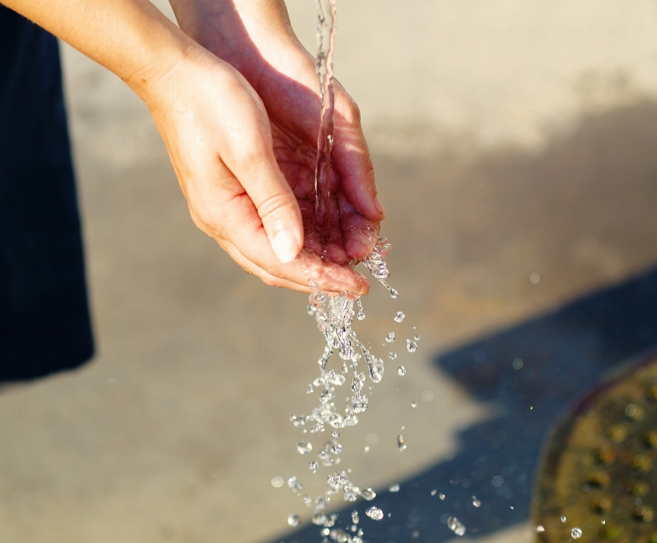 Hand wasser person straße