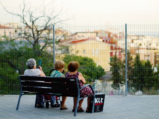 Person people woman bench Photo