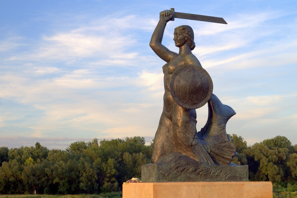 Atardecer río monumento firmar