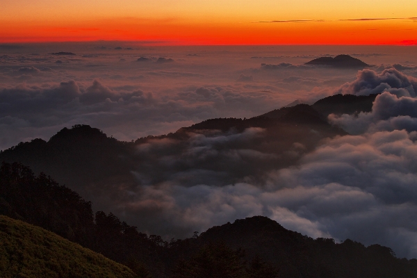 Foto Lanskap cakrawala bayangan hitam gunung