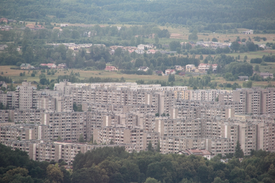 Architektura sylwetka na tle nieba wzgórze miasto