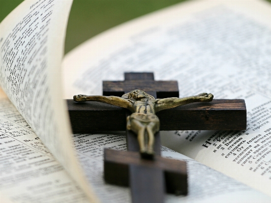 Photo Main livre symbole religion