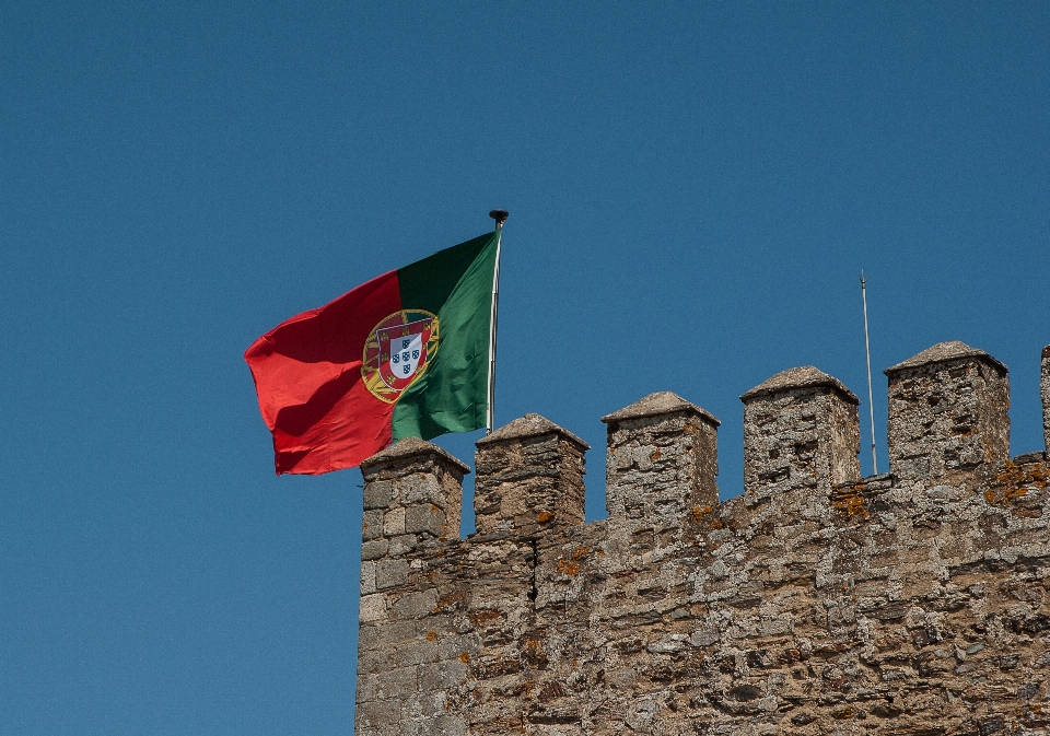 Cielo monumento bandera castillo