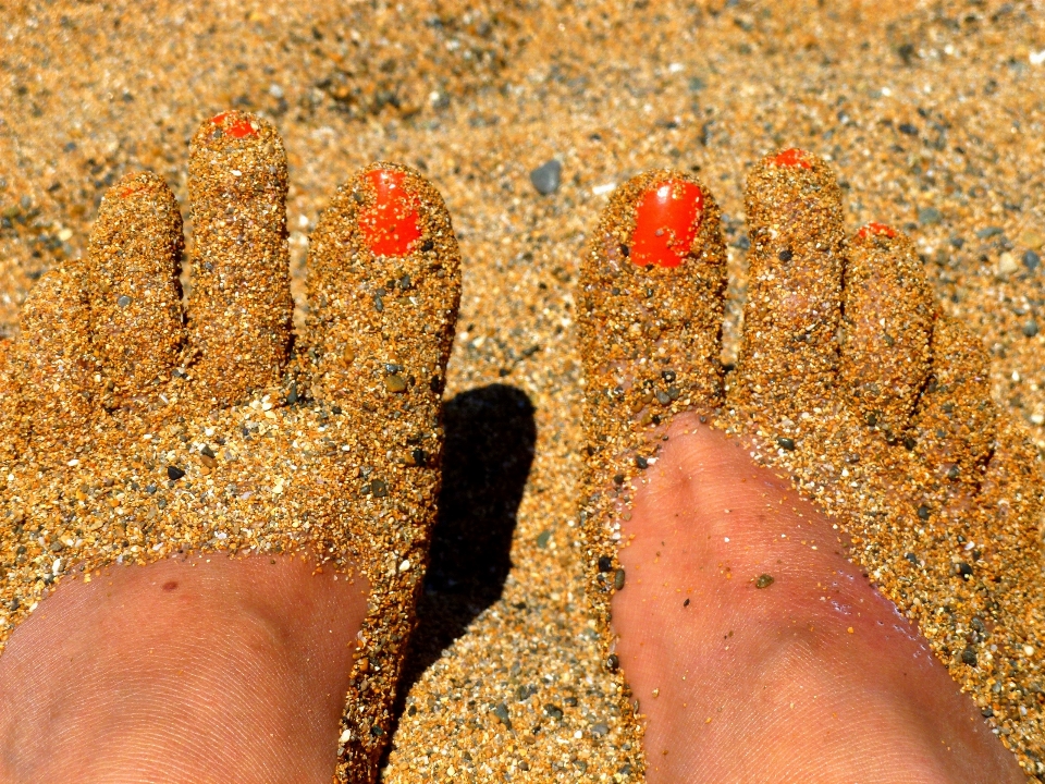 Mão praia areia mulher