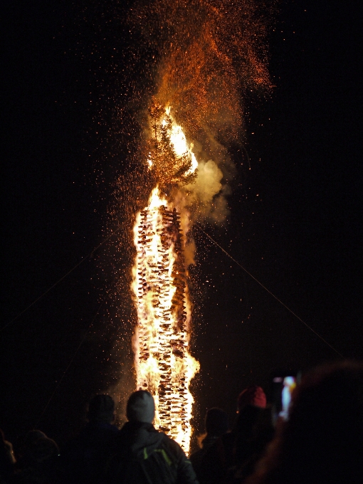 Salju lampu kayu malam