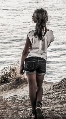 Foto Mare persona bianco e nero
 ragazza